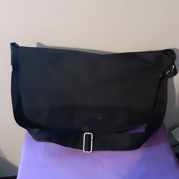 Kenneth Cole Large Messenger Bag 14 “tall and 18”wide - Picture 3 of 4